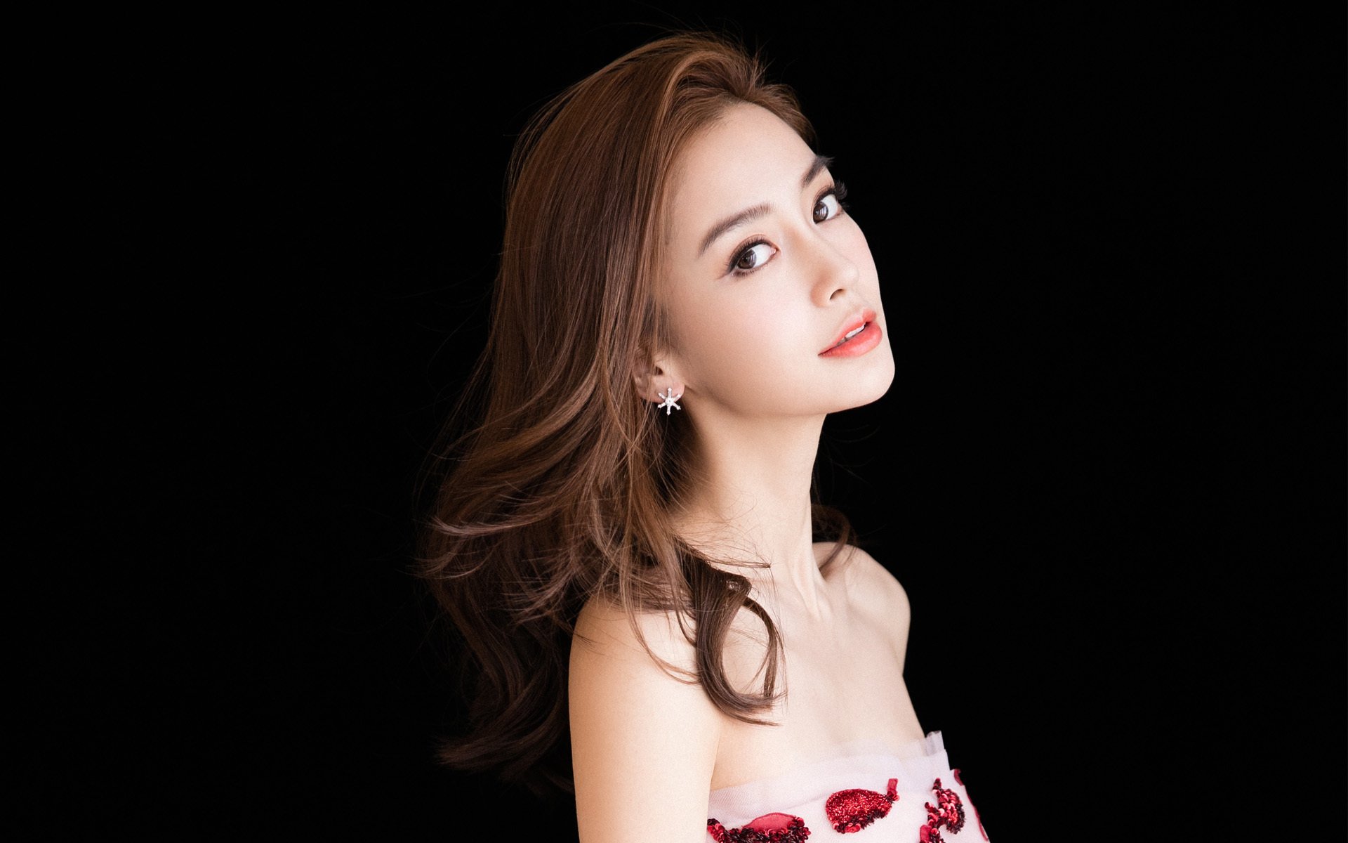 王楚钦现场指导青少年训练营,王楚钦精彩比赛